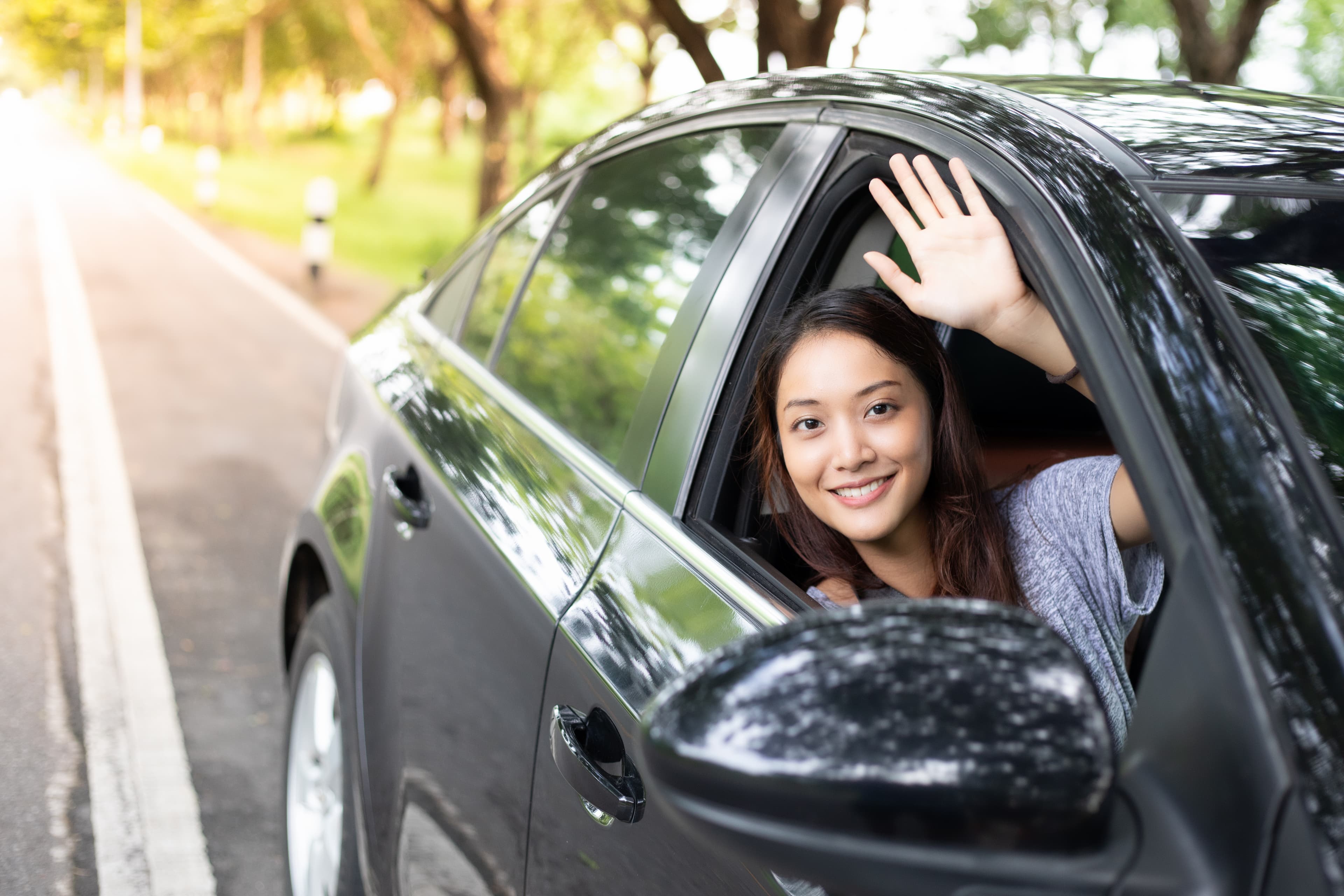 Persona asomada por la ventana de un carro